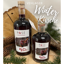 Lade das Bild in den Galerie-Viewer, Wir legen bei unseren Produkten besonderen Wert auf die Auswahl der Rohstoffe, so auch bei der Vehlager Winter-Kirsche. Der behutsame Herstellungsprozess unserer fruchtigen Winterspezialität beschert Euch in der kalten Jahreszeit ein Heißgetränk mit hochwertigem Charakter. Durch das Einkochen, Pürieren & Passieren der Kirschen, entsteht die naturtrübe Konsistenz und ein unverwechselbarer Geschmack. Bitte nicht kochen, nur erhitzen – so genießt Ihr das volle Aroma.