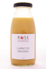 Lade das Bild in den Galerie-Viewer, Frische Salatdressings in einzigarten Geschmacksvarianten, ohne die Verwendung von künstlichen Aromen, Konservierungsstoffen und Stabilisatoren das sind Salatdressings von Rose Feinkost. Das Capriccio Dressing ist ein klassisches Essig, Öl und Senf Dressing. Es passt zu jedem Salat da es zwar seinen eigenen Geschmack hat aber die leichten natürlichen Aromen von Blattsalaten wie zum Beispiel dem Eisbergsalat nicht komplett überdeckt.