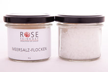 Lade das Bild in den Galerie-Viewer, Durch ein besonderes Trocknungsverfahren entstehen diese wunderbar feinen Salzkristalle. Diese Salz überzeugt mit seinem milden Geschmack und dem leichten Crunch Effekt.