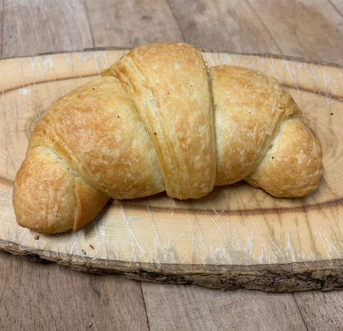 Das Croissant ist, neben dem Baguette, der bekannteste Export der französischen Bäckerei und gehört nicht nur beim „petit-déjeuner“ dazu.  Das Croissant besteht aus einem leichten, süßen Hefeteig in den bei der Herstellung Butter eingeschlagen wird. Anschließend wird der Teig mehrfach gefaltet und ausgerollt und anschließend in die charakteristische Form gebracht.  Bei unseren Croissants kommt ausschließlich Butter zum Einsatz. 